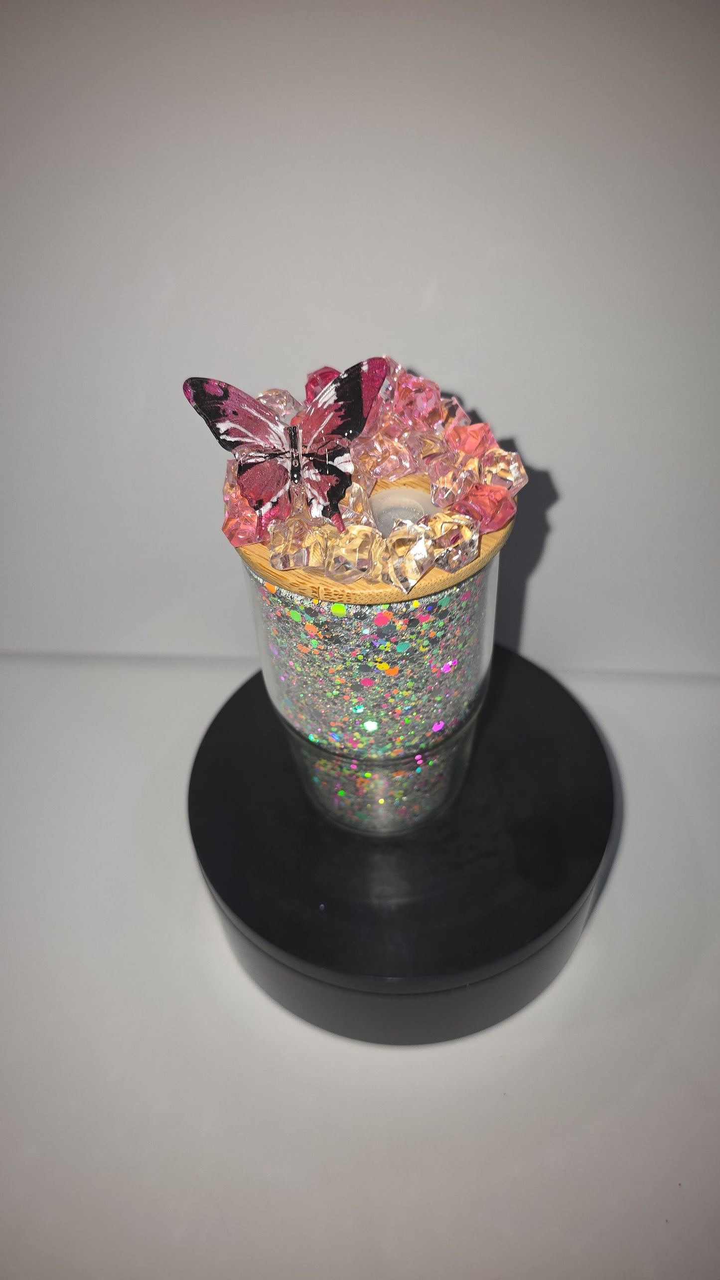 24oz Gucci still glitter with epoxy lid. This comes with a shot glass with epoxy lid to match. These glasses light up in black UV light.