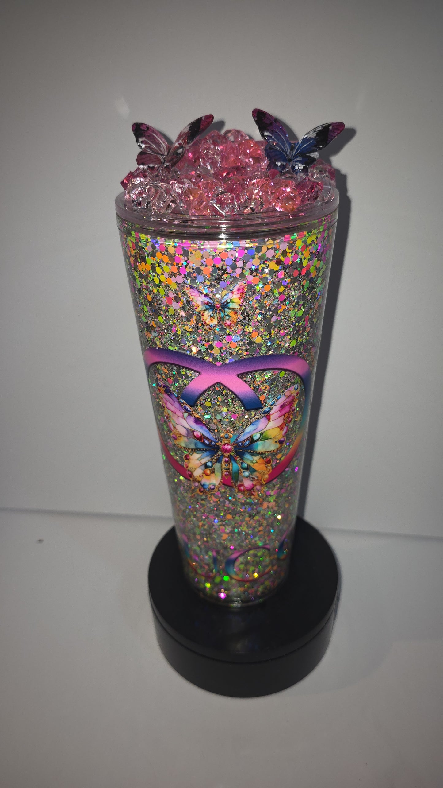 24oz Gucci still glitter with epoxy lid. This comes with a shot glass with epoxy lid to match. These glasses light up in black UV light.