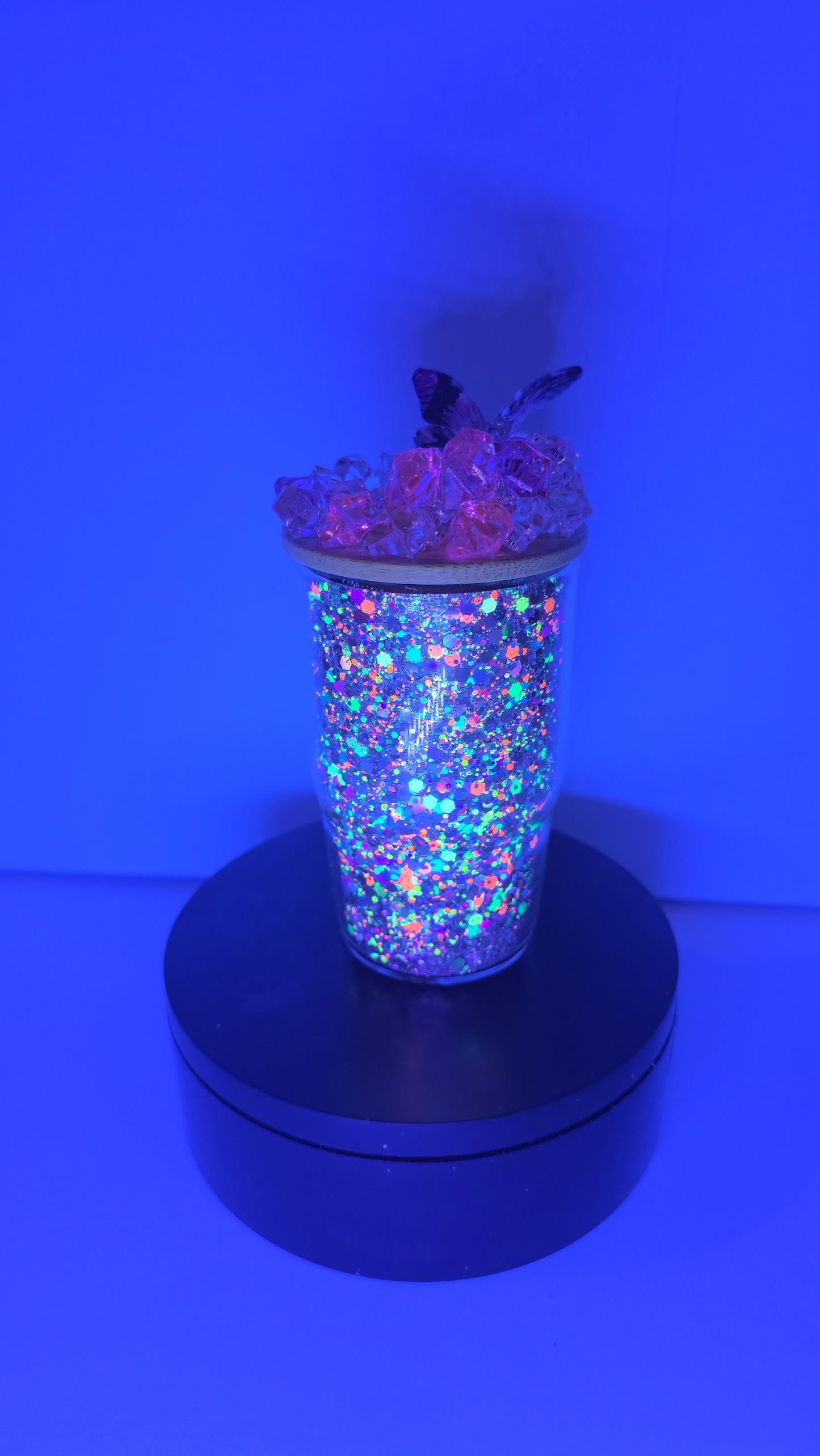 24oz Gucci still glitter with epoxy lid. This comes with a shot glass with epoxy lid to match. These glasses light up in black UV light.