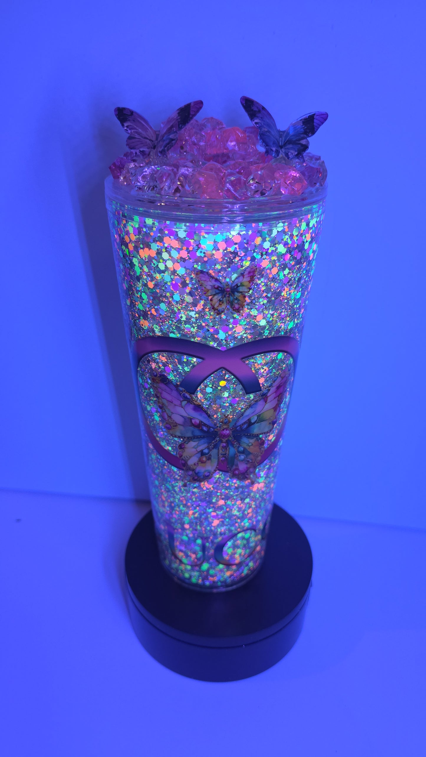 24oz Gucci still glitter with epoxy lid. This comes with a shot glass with epoxy lid to match. These glasses light up in black UV light.